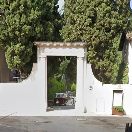 Cavour Center Бардоліно