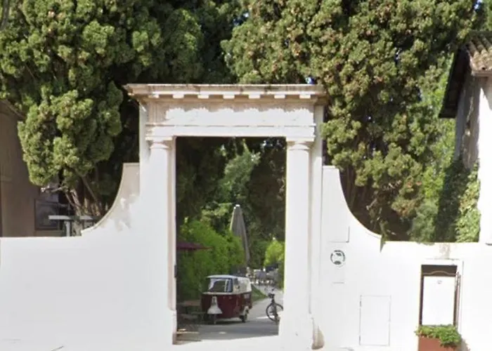 Cavour Center Бардоліно