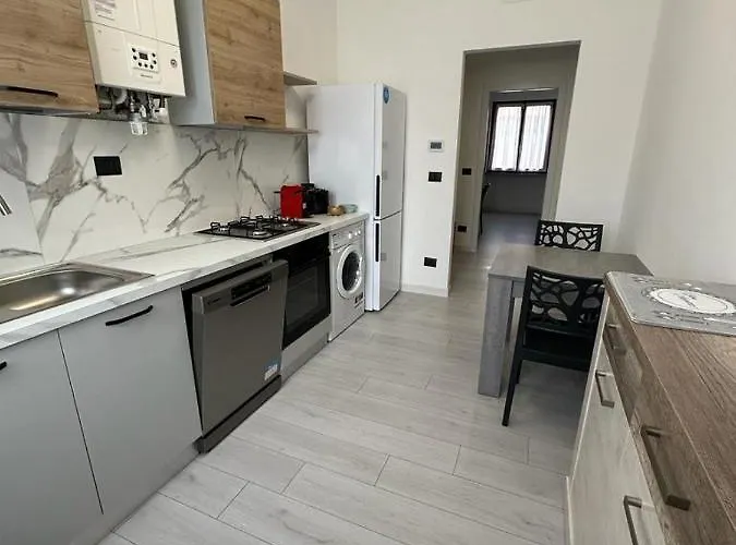 Cavour Center Апартаменти *